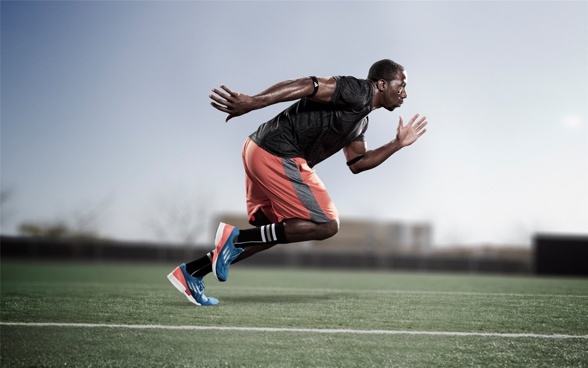 赛道与球场，速度与突破的双重奏